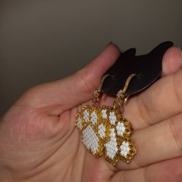 Beaded Paw Print Earrings – 💕 Gift for the pet moms – 18K gold plated hooks - Picture 5 of 5